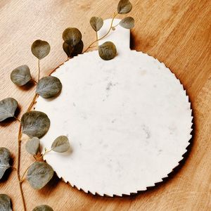 Tabla de cortar de mármol de alta calidad con patrones clásicos de veteado blanco y gris para un elegante y sofisticado - Product Image 3