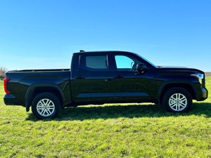 2022 para Toyota Tundra V8 FWD Drive usado con asientos interiores de cuero oscuro dirección izquierda portaequipajes de aleación de aluminio - Product Image 2