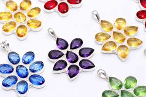 Lote al por mayor de 50 piezas de plata alemana 925 chapada en plata, con diseño de flor cristiana de moda y engaste de bisel de crisoprasa múltiple, de tercer fabricante - Product Image 4