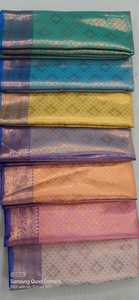 Saris en soie brocart sur mesure adaptés pour une utilisation comme cadeaux de mariage et idéal pour la revente par les magasins de tissus dans un joli design géométrique - Product Image 4