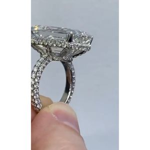 Bague de fiançailles en diamant de laboratoire certifié IGI platine 11,45 carats, taille émeraude VS1, avec accent émeraude couleur G - Product Image 3
