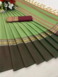 Magnifique sari en coton doux et soyeux avec une large bordure contrastée et un beau chemisier assorti. - Product Image 4