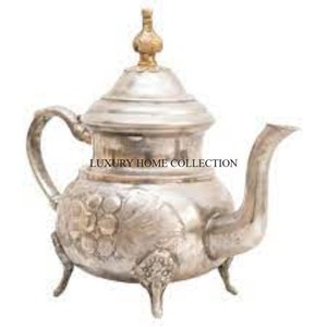 Tetera de latón pulido con un caño elegante y patrones florales intrincados perfectos para mejorar la estética de su mesa de comedor - Product Image 4