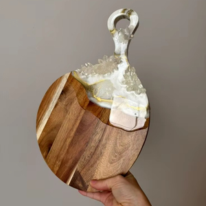 Planche à découper élégante en bois et en résine avec finition lisse, parfaite pour couper les fruits, les légumes, le pain, le fromage et les desserts - Product Image 1