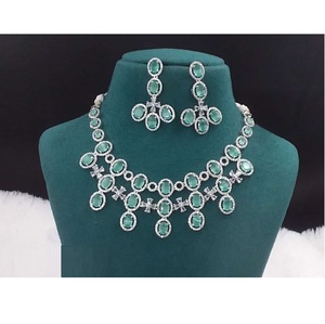 Ensemble de bijoux en pierre AD Design classique pour femmes Accessoires élégants en pierre AD pour les tenues traditionnelles disponibles à la vente - Product Image 1