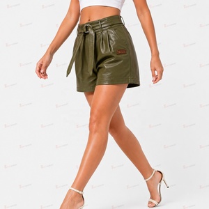 Shorts de cuero sintético verde oliva de cintura alta con cinturón y bolsillos frontales estilo motociclista para mujer - Product Image 3
