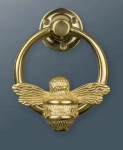 Heurtoir de porte et butoir de porte modernes fabriqués à la main en métal Design incurvé à la main finition or Antique accessoires de fenêtres et de portes - Product Image 1