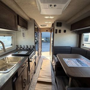 Caravana de Viaje Clean Northern Sky para 6 Personas, Blanca, de Aluminio, Estilo Moderno con Cocina Deslizable y Piso de Plástico Tipo Panal - Product Image 6