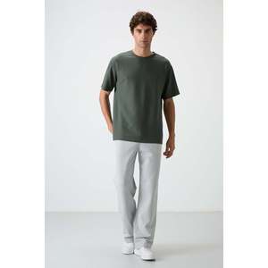 เสื้อยืดผู้ชายทรงโอเวอร์ไซส์ ผ้าคอตตอน 100% รุ่น 88379 สีกากี ลายวาฟเฟิล อินเตอร์ล็อค เนื้อผ้ามีเท็กซ์เจอร์ - Product Image 5