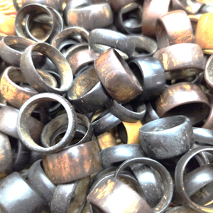 แหวนกะลามะพร้าวโบฮีเมียนทันสมัยทำด้วยมือเครื่องประดับที่เป็นมิตรกับสิ่งแวดล้อมพร้อมเปลือกมะพร้าวธรรมชาติในรูปแบบวงกลม - Product Image 1