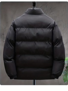 เสื้อแจ็คเก็ตพัฟเฟอร์สีดำแบบหนาบุนวมอย่างดี พร้อมปกคอตั้ง ปิดด้วยซิป กันลม เหมาะสำหรับฤดูหนาว สวมใส่สบายๆ  บุด้วยใยโพลีเอสเตอร์หนา - Product Image 2