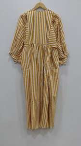 เดรสมิดิเดรสทรงหลวมสไตล์ลำลองพิมพ์ลายขวางยาวคอลึกสำหรับฤดูร้อน - Product Image 5