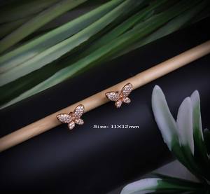ต่างหูรูปผีเสื้อชุบทองทันสมัยประดับเพชรซิร์คอนบนตัวเรือนสแตนเลสสำหรับผู้หญิงมีสไตล์ใส่ไปงานปาร์ตี้ - Product Image 2