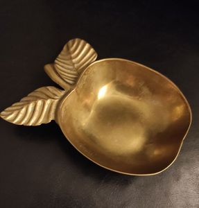 Bol à dattes en métal design avec touche artisanale adapté aux maisons modernes et à la présentation élégante de la salle à manger - Product Image 1