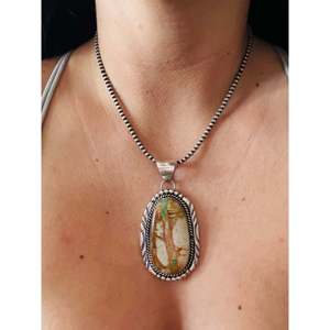 Pendentif artisanal Navajo en ruban, turquoise Royston et argent sterling, bijou de collection culturel - Product Image 2