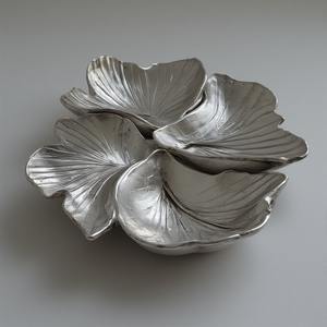 Serveur de fruits secs en aluminium fabriqué à la main avec trois bols en forme de feuille joints en finition dorée conçus pour des intérieurs élégants. - Product Image 4