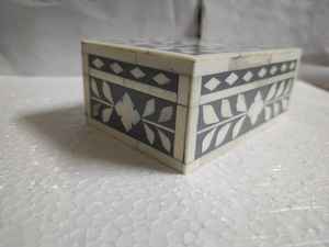 Esta exquisita caja de incrustaciones de hueso floral gris y blanco sirve como una impresionante decoración en sí misma - Product Image 5