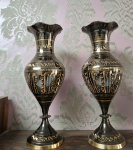Paire de vases à fleurs en laiton vintage faits à la main, 18 pouces de haut, décor floral en métal noir et or gravé pakistanais, vase sur pied - Product Image 4