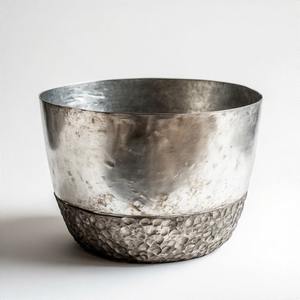 Pot artisanal argenté brillant avec corps martelé texturé destiné aux espaces de style ou aux coins de boutique. - Product Image 5