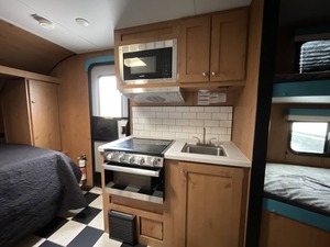 Vendedor Verificado de Autocaravana Usada R-i-v-e-r-s-i-d-e Retro 190BH 2023 en Venta - Product Image 2