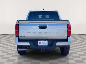 Toyota Tacoma TRD Off-Road Double Cab 4x4 2024 / Disponible à la vente avec faible kilométrage, moteur essence, véhicule d'occasion en excellent état - Product Image 3