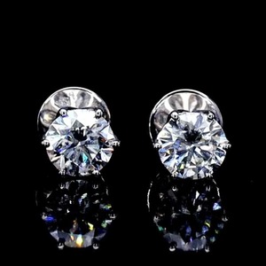 Boucles d'oreilles en or au design simple et tendance pour femmes Bijoux fins avec diamant Cartilage solide Or blanc Or jaune pur 18 carats pour les fêtes - Product Image 1