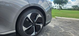 รถยนต์พลังงานใหม่ Lucid Air Touring Dual-Motor AWD Sedan ปี 2023 ระยะทางวิ่ง 384 ไมล์ สี Cosmos Silver หลังคากระจก พร้อมจำหน่าย - Product Image 2