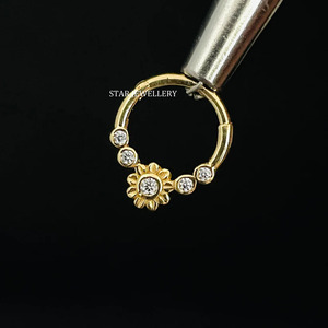 Lunette en or massif 14 carats avec diamants naturels Daith Piercing de fleurs Bijoux fins. - Product Image 1