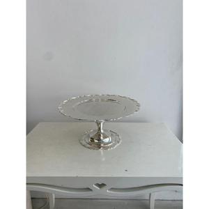 Sofisticados soportes de aluminio para pasteles con bordes biselados y añadiendo un aspecto pulido a las mesas de postres en eventos de lujo - Product Image 5