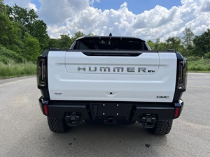 รถกระบะ GMC Hummer EV รุ่นปี 2023 รุ่นที่ 1 สีขาว รถกระบะไฟฟ้า ยาง R20 ไฟหน้า LED เกียร์อัตโนมัติ - Product Image 2