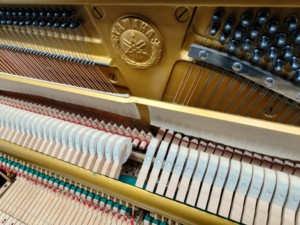 1 Piano Yamaha U1H Importado de Japón en Venta, Piano Vertical Digital de 88 Teclas con Sonido Estable, Venta al por Mayor y Exportación - Product Image 4