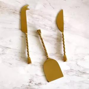 Ensemble d'outils à fromage en acier inoxydable de la meilleure qualité avec couteaux pour servir et couper le fromage présenté dans une boîte cadeau - Product Image 3