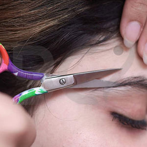 Ciseaux à cuticules professionnels avec manche coloré, pointes fines de précision pour un travail détaillé de manucure et de pédicure - Product Image 5