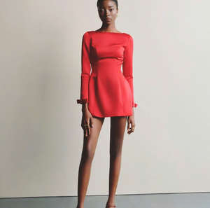 Vestido Mini Rojo de Manga Larga, Corte Clásico y Refinado, Vestido Elegante para Mujer, Hecho en Vietnam - Product Image 2