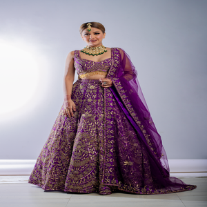 Lehenga Choli indien de créateur pour mariage avec de magnifiques broderies et un dupatta en tulle transparent |   Tenues de Mariée de Luxe pour les Cérémonies - Product Image 1