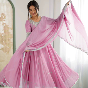 Nouvelle robe longue décontractée d'été de créateur, écologique, en faux georgette, coupe ajustée, avec dupatta, style Anarkali, broderie lourde et sequins - Product Image 1