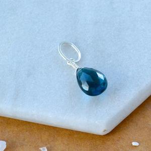 Pendentif en topaze bleue en forme de larme, pierre de naissance de décembre, pierre précieuse bleue, plaqué argent, charme délicat fait à la main, bijoux - Product Image 1