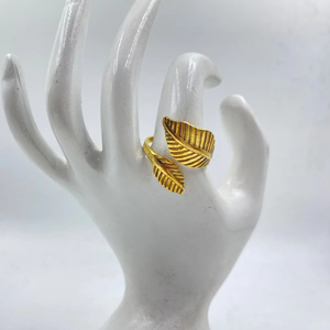 Elegante anillo de racimo de Latón chapado en oro de 18 quilates Diseño elegante Hipoalergénico para apilar o usar solo - Product Image 1