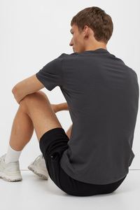 T-shirt unisexe haut de gamme à manches courtes à col ras du cou personnalisé - Product Image 2