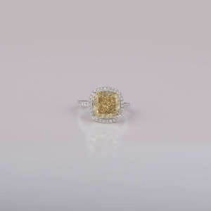 Bague de fiançailles en or massif 18KT classique cultivée en laboratoire jaune avec coussinet Halo Setting 5.0-5.5 Carat IGI Certified Lab Created - Product Image 1