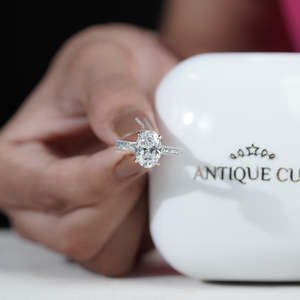 Anillo de Compromiso con Corte Ovalado y Banda de Diamantes Pavé con Halo Oculto en Oro Blanco - Product Image 6