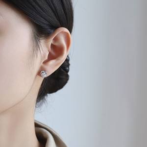 ต่างหูเม็ดเพชรรูปหัวใจสุดหรู14K 18K ต่างหูเพชรเม็ดเดี่ยวสีทองคำขาว VVS Moissanite สำหรับผู้ชายผู้หญิง - Product Image 4