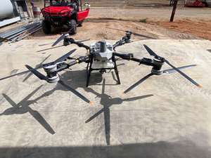 Dron Agrícola AGRAS T100 Combo con Capacidad de Carga de 100 Kg, Pulverizador de Bomba de Alta Productividad para Uso Agrícola, Hecho de Plástico Resistente - Product Image 2