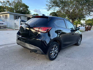 Usado 2020 T * oyota Yaris Hatchback LE - Product Image 3