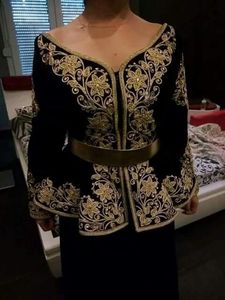 EAST--JACKET ตรงกลางที่ NEW---TRENDY & สวยงามประดับด้วยลูกปัดแก้วคริสตัล, หิน, dabka Work @ 2023 - Product Image 2