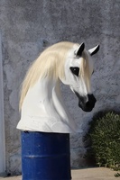 Mannequin gonflable en fibre de verre en forme de tête de cheval avec crinière synthétique noire – Buste de cheval avec bridon et harnais pour l'intérieur et l'extérieur