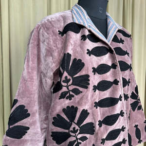 Chaqueta Boho Chic Retro de Terciopelo Suzani, Bordada a Mano con Diseño Floral en Color Uva Empolvada, Chaqueta Abierta de Invierno en Talla Única, Túnica de Otoño - Product Image 6