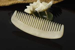 ASISTENCIA COLORES CUERNO BUFFALO PEINES AL POR MAYOR Peines de cuerno antiestáticos naturales para regalos de vacaciones por artesanía de media luna - Product Image 2
