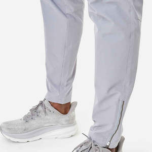 Venta al por mayor de chándal cortavientos de diseño personalizado para hombres con cremallera chaqueta y pantalones conjunto de material ligero para el gimnasio trotar - Product Image 3