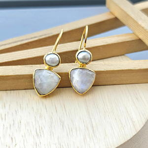 Pendientes hipoalergénicos de piedra lunar natural con perla de agua dulce, gancho chapado en oro de 18k, estilo geométrico, hechos a mano. - Product Image 2